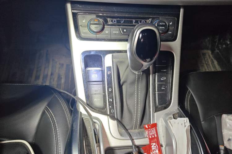 Used Geely Auto Emgrand X7 Sport 2018 1.8TD Automatic Two-Wheel Drive Smart 4G Connected Version Gear Lever