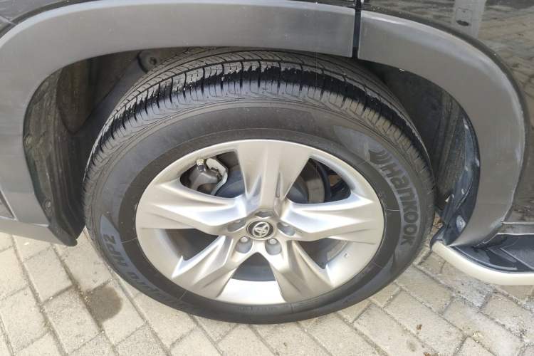 Used Toyota Highlander 2018 2.0T Four-Wheel Drive Prestige Version 7 Seats China VI Standard Right Rear Wheel Hub