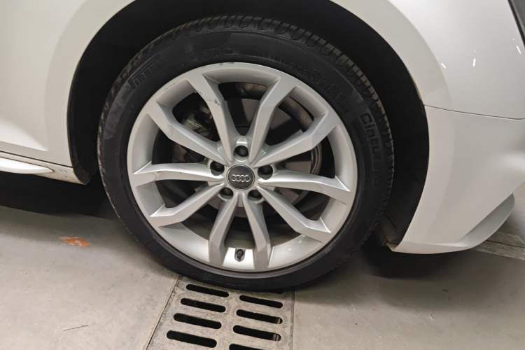 Used Audi A4L 2018 30th Anniversary Edition 40 TFSI Fashion Model Right Front Wheel Hub