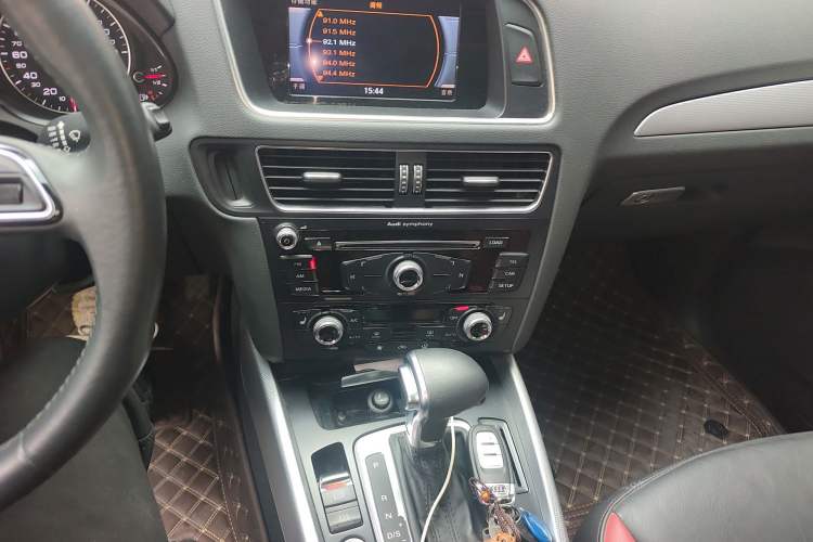 Used Audi Q5 2017 Plus 40 TFSI Technology Model Audio And AC Panel