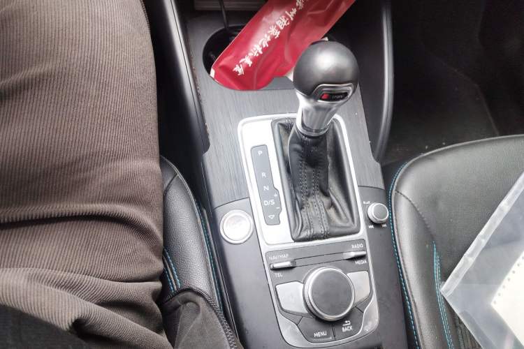 Used Audi A3 2020 Sportback 35 TFSI Fashion Edition China VI Emission Standard Gear Lever