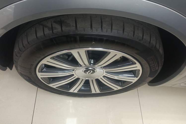 Used Hima AITO M8 2025 Extended-Range Max+ Version 53.4 kWh 5-Seater Edition Left Front Wheel Hub