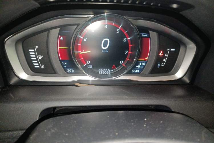 Used Volvo XC60 2016 T5 Smart Version Odometer Close Up