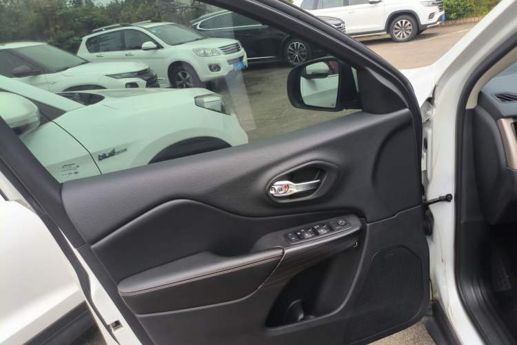 Used Jeep Cherokee 2017 2.0L Superior Edition