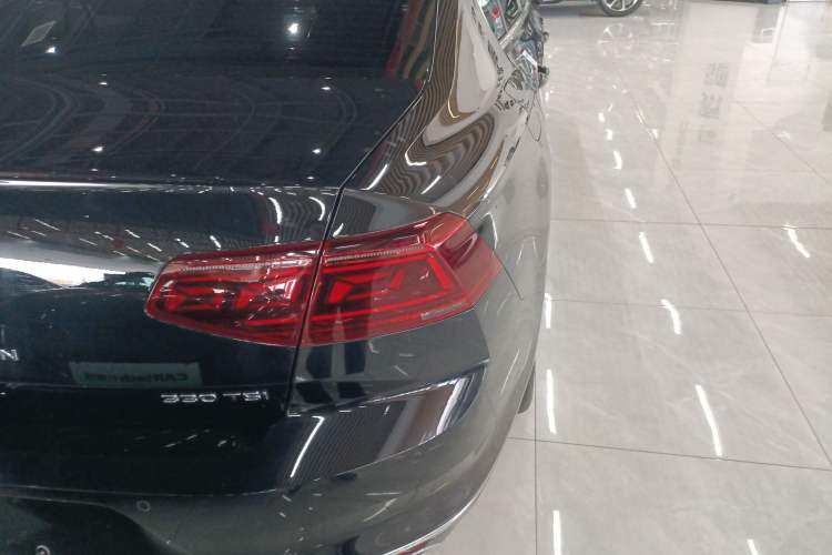 Used Volkswagen Magotan 2023 2 Million Units Limited Edition 330TSI DSG Leading Version Right Rear Taillight