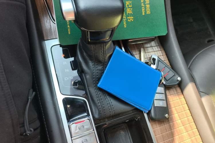 Used Roewe RX8 2018 30T Smart Connectivity Two-Wheel Drive Flagship Edition
