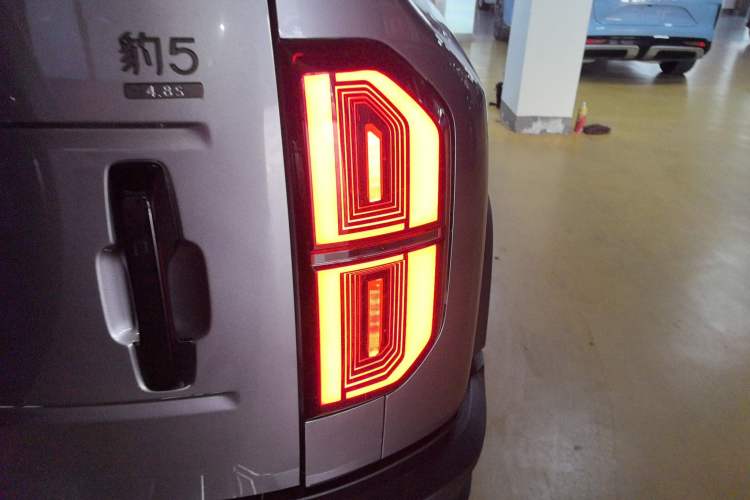 Used Formula Leopard Leopard 5 2023 Navigator Edition
