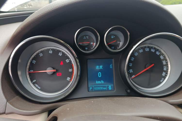 Used Buick Regal 2015 2.0L Leading Fashion Edition Odometer Close Up