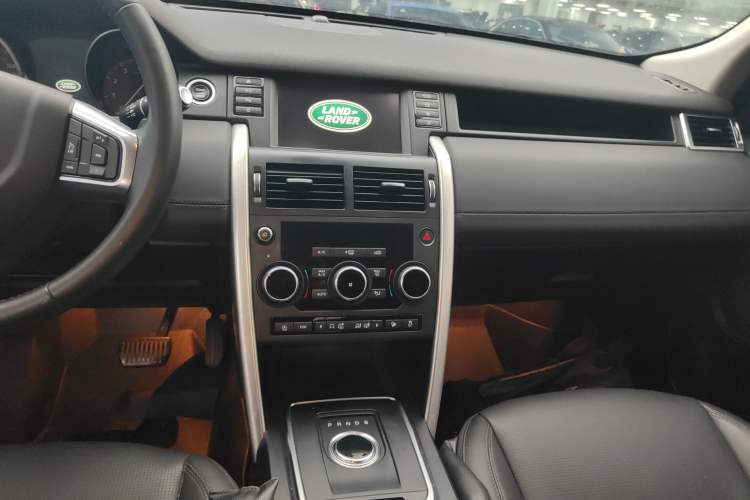 Used Land Rover Discovery Sport 2018 240 PS SE Version Audio And AC Panel