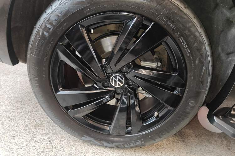 Used Volkswagen Touareg 2022 3.0 TSI Luxury Edition Black Diamond Sport Package Right Rear Wheel Hub