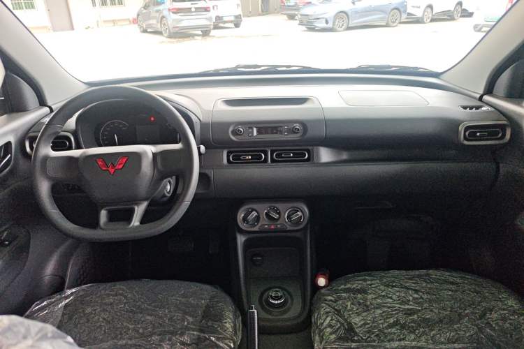 Used Wuling Hongguang New Energy 2024 All-Electric Model 300KM Practical Version Center Console