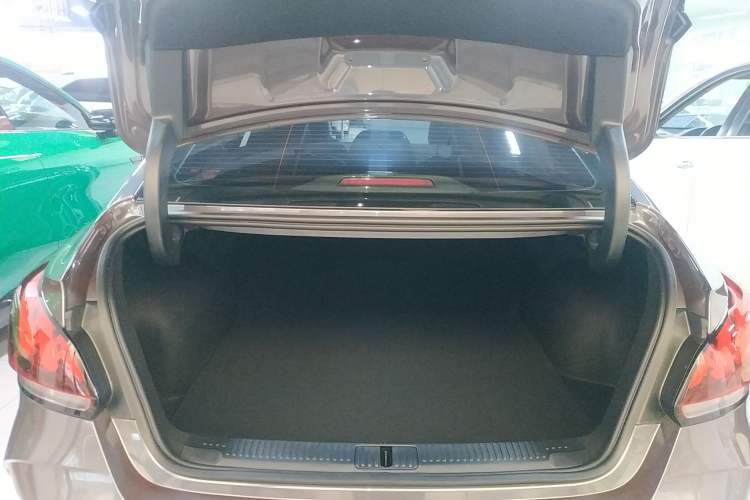 Used MG 5 2023 180 DVVT CVT Luxury Edition Trunk