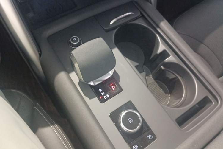 Used Land Rover Discovery 2021 360 PS R-Dynamic SE Gear Lever