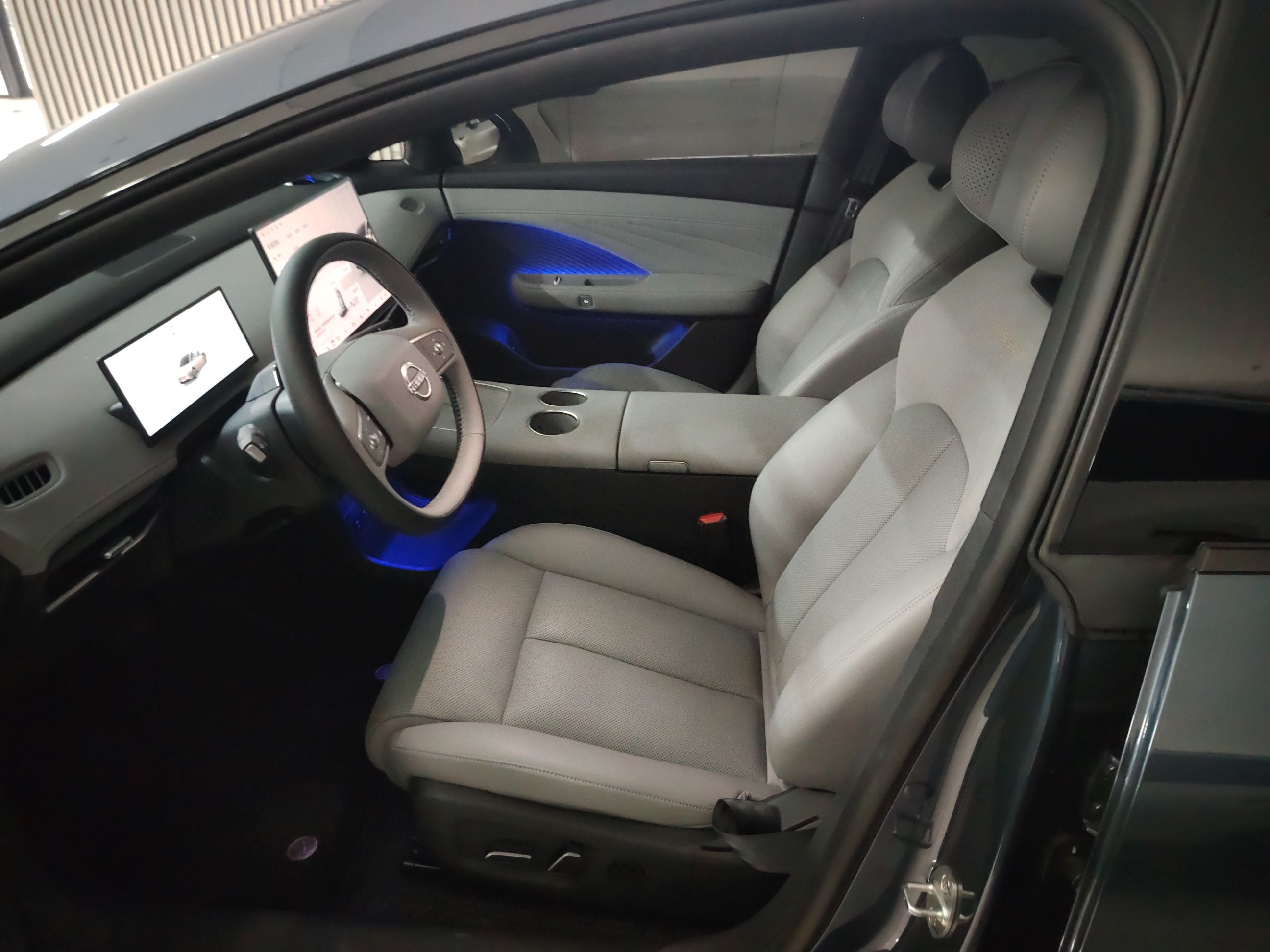 المقاعد الأمامية داخل السيارة