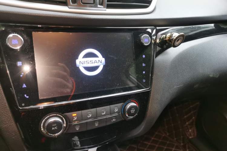 Used Nissan Qashqai 2016 2.0L CVT Elite Edition Audio And AC Panel