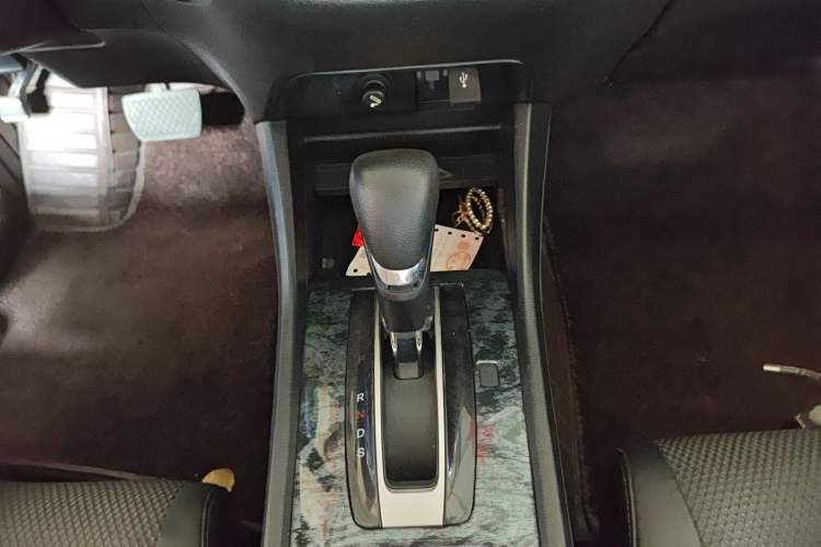 Used Honda Jade 2016 1.8L Automatic Comfort Elite Version 5 Seats Gear Lever