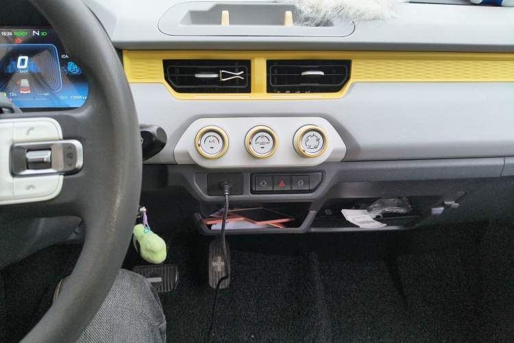 Used Chery QQ Ice Cream 2022 120km Conical Shape Lithium Iron Phosphate Audio And AC Panel