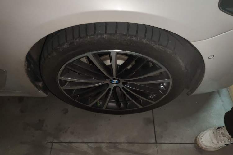 Used BMW 5 Series 2020 530Li Luxury Edition M Sport Package Right Front Wheel Hub