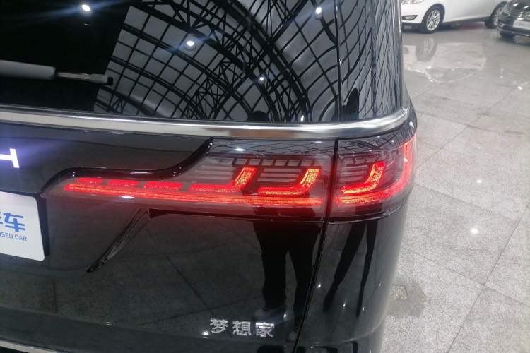 Used VOYAH Dream 2025 PHEV Four-Wheel Drive Excellence Kunpeng Edition