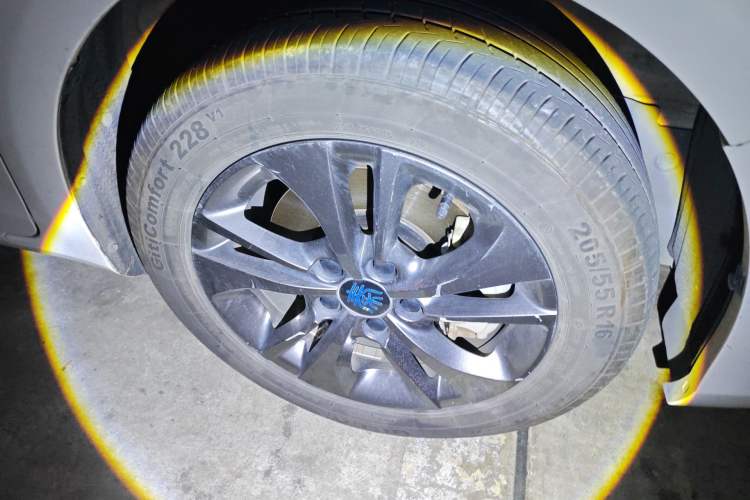 Used BYD Qin New Energy 2017 1.5T Luxury Model Right Front Wheel Hub