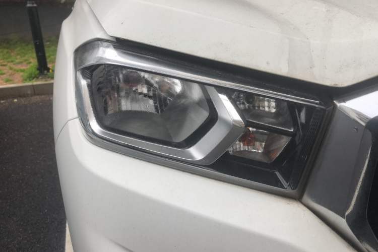 Used SAIC MAXUS T60 2017 2.4L Gasoline Manual Transmission Two-Wheel Drive High Ground Clearance Comfort Edition Standard Cabin Right Front Headlight