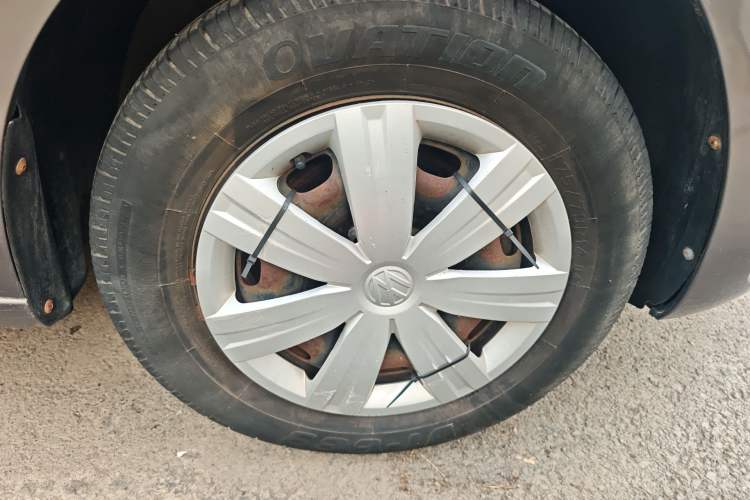 Used Volkswagen Jetta 2015 Value Edition 1.6L Manual Fashionable Style Right Front Wheel Hub