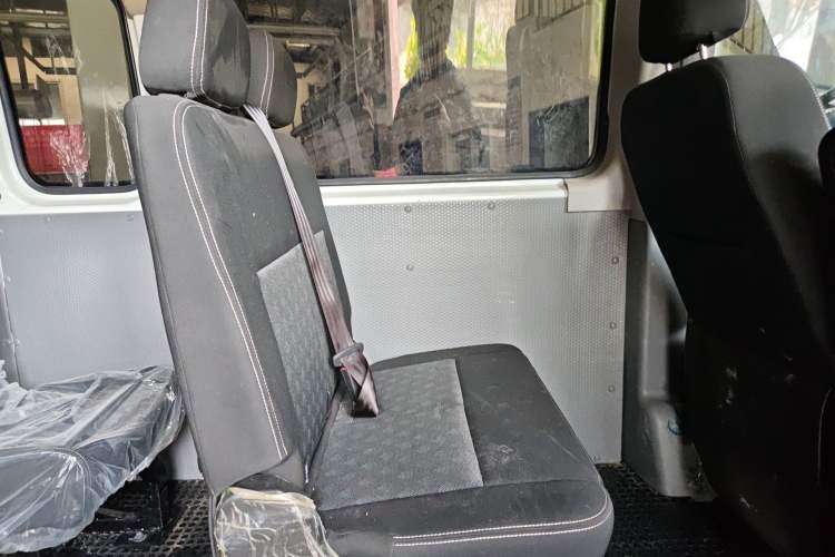 Used SAIC MAXUS Xintu V80 2023 2.0T Manual Classic Aoyuntong Short Wheelbase Mid-Roof 7/8/9-Seater Left Rear Seat