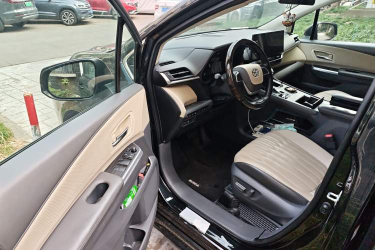 Used Toyota SIENNA 2024 2.5L Hybrid Comfort Edition Interior 3