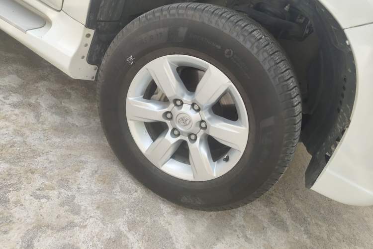 Used Toyota Prado 2016 2.7L Automatic Standard Edition Right Front Wheel Hub