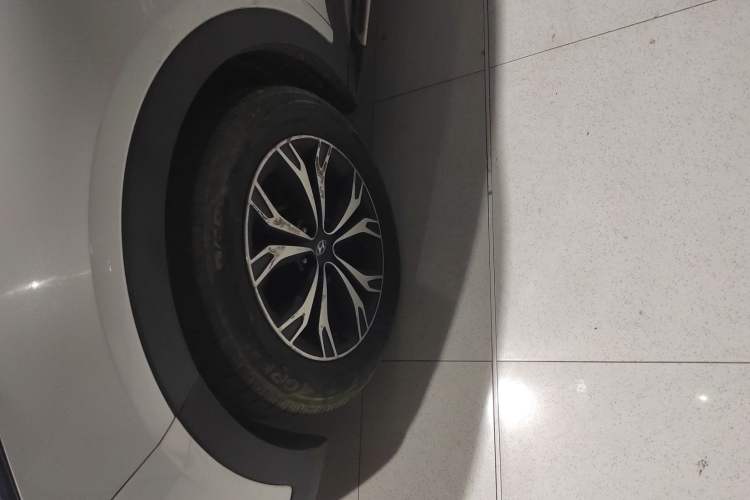 Used Hyundai Santa Fe 2017 2.0T Automatic All-Wheel Drive Smart 7-Seater Left Front Wheel Hub