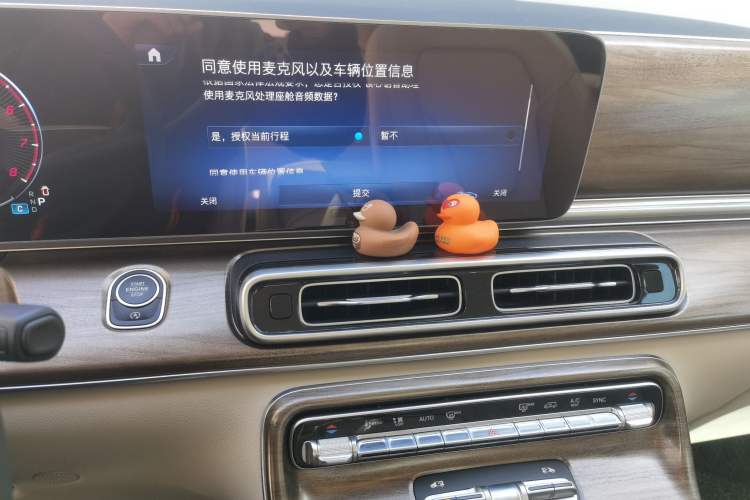 Used Mercedes-Benz V-Class 2024 V 300 Pilot Edition Audio And AC Panel