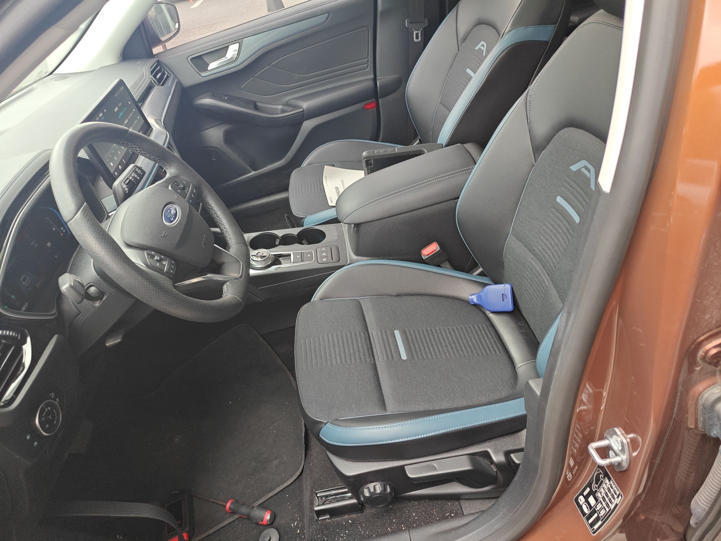 المقاعد الأمامية داخل السيارة