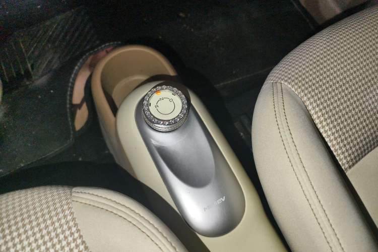 Used Wuling Hongguang MINIEV 2025 Four-Door Version Advanced Edition Gear Lever