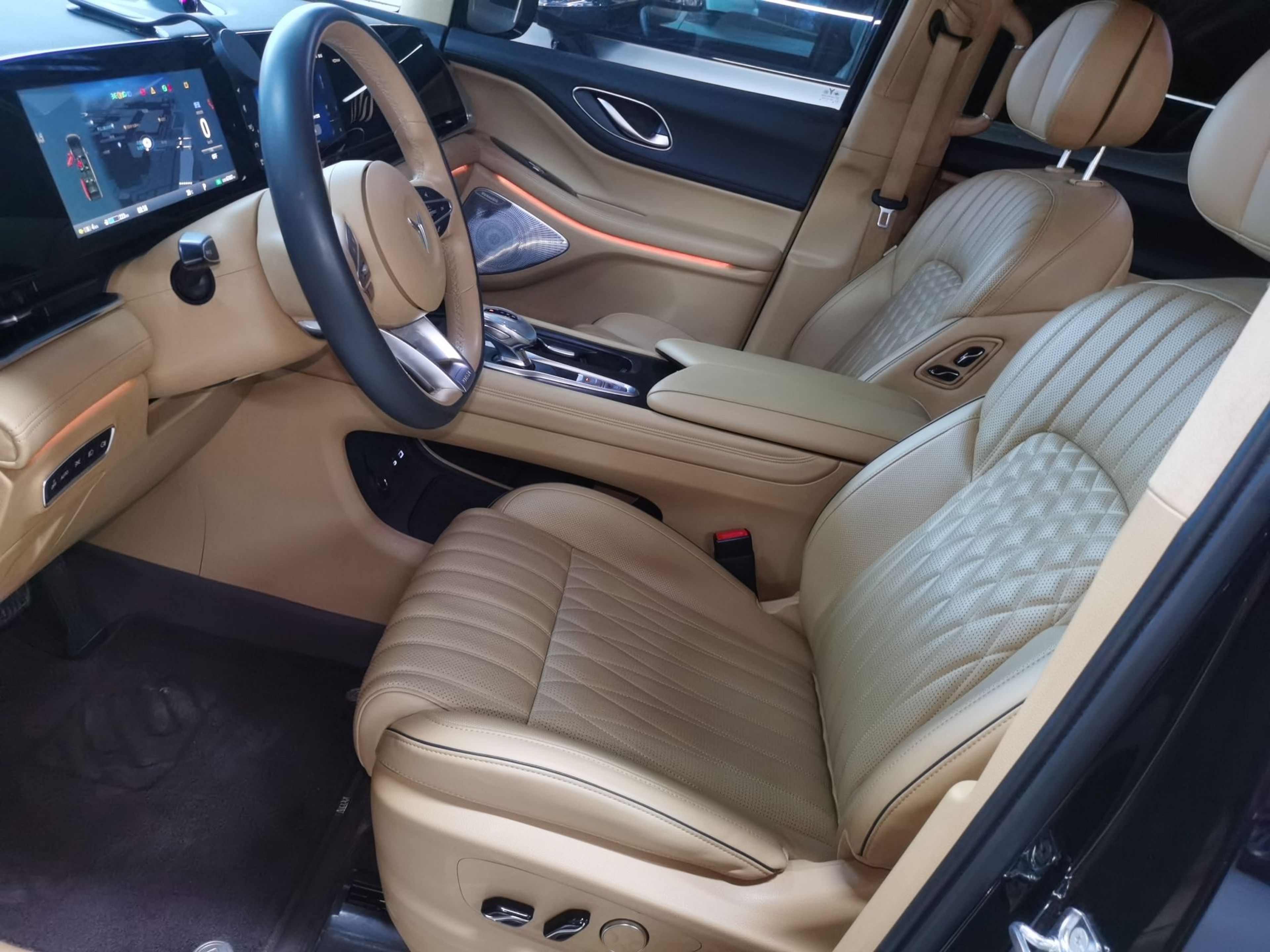 المقاعد الأمامية داخل السيارة