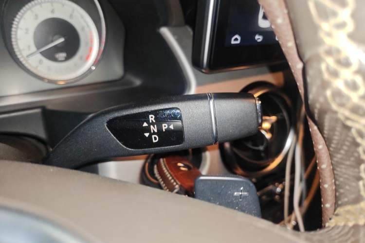 Used Mercedes-Benz GLK-Class 2013 GLK 300 4MATIC Dynamic Edition Gear Lever