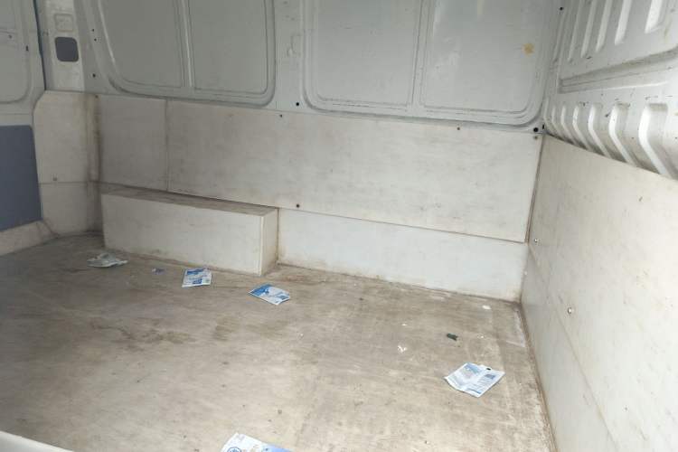 Used SAIC MAXUS Xintu V80 2020 2.5T AMT Classic City Distribution King Short Wheelbase Mid-Roof Design – 2/3 Seats Left Rear Seat