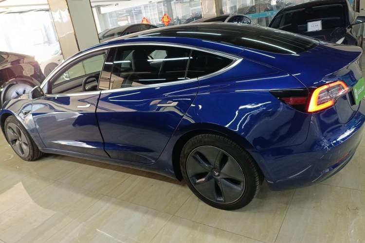Used Tesla Model 3 2019 Long-Range All-Wheel-Drive Version
