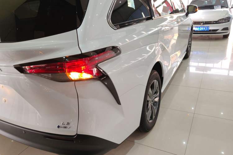 Used Toyota SIENNA 2026 Model 2.5L Dual-Engine Two-Wheel-Drive Comfort Edition