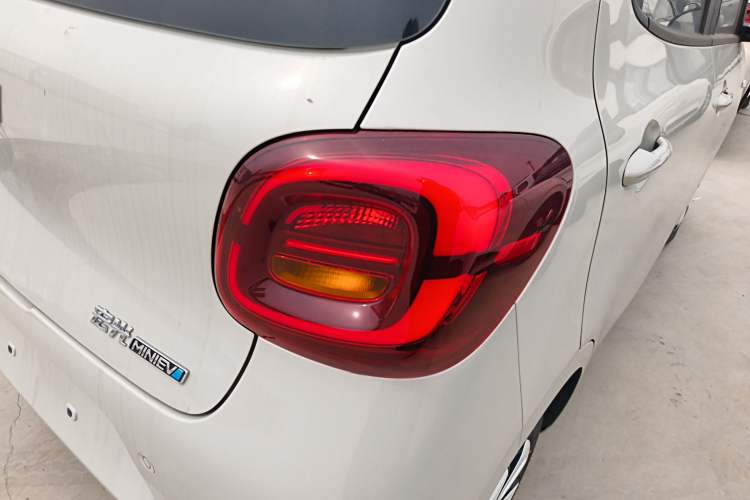 Used Wuling Hongguang MINIEV 2025 Four-Door Version Advanced Edition Right Rear Taillight
