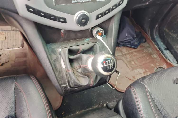 Used BYD S6 2014 1.5TI Manual Luxury 5-Seater Gear Lever