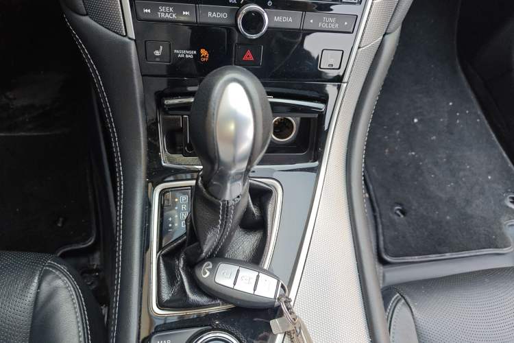 Used Infiniti Q50 2014 2.0T Luxury Edition Gear Lever