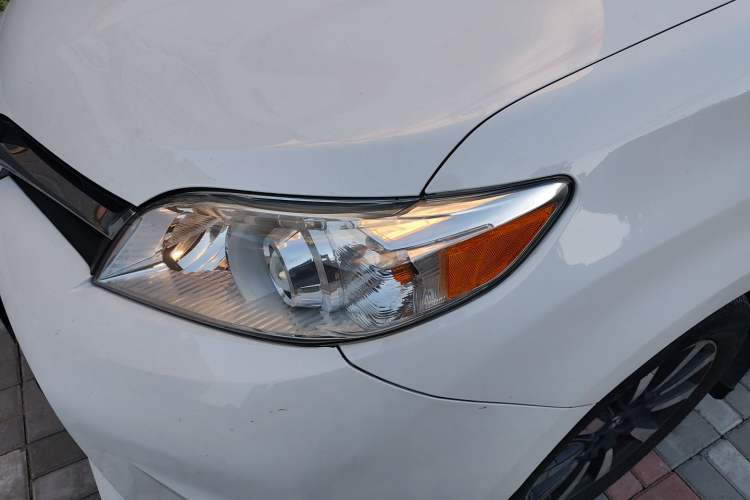 Used Toyota Sienna 2017 3.5L Four-Wheel Drive LE Trim 7 Seats – U.S. Specification
