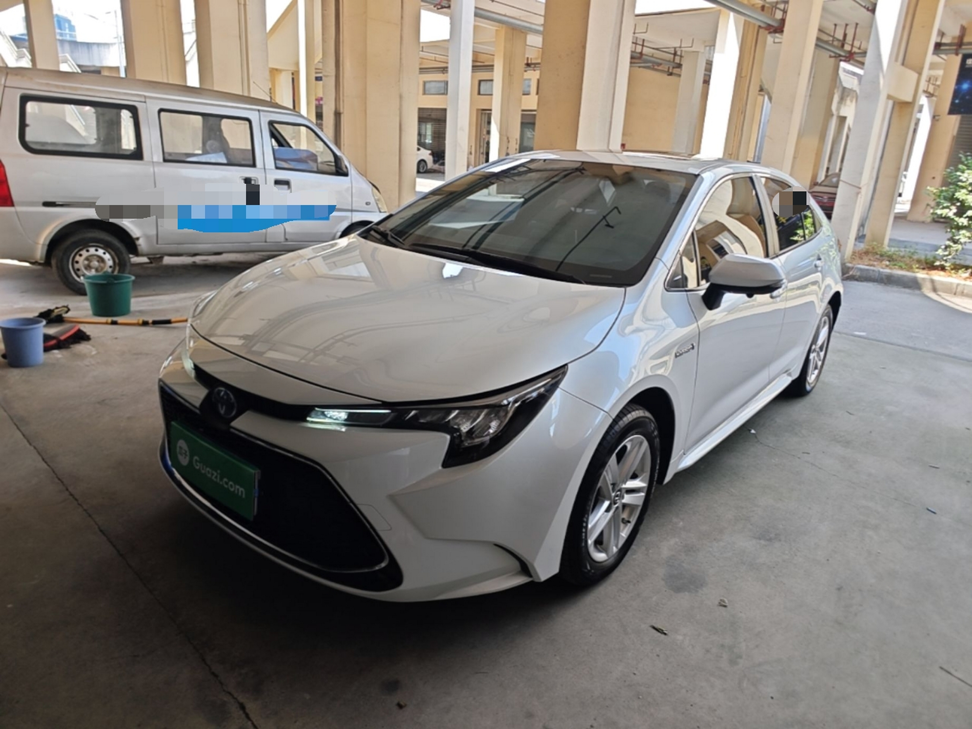 Под передней частью автомобиля