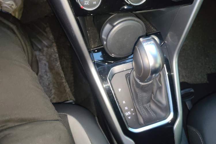 Used Volkswagen T-ROC 2019 230TSI DSG Two-Wheel-Drive Advanced Version China VI Standard Gear Lever