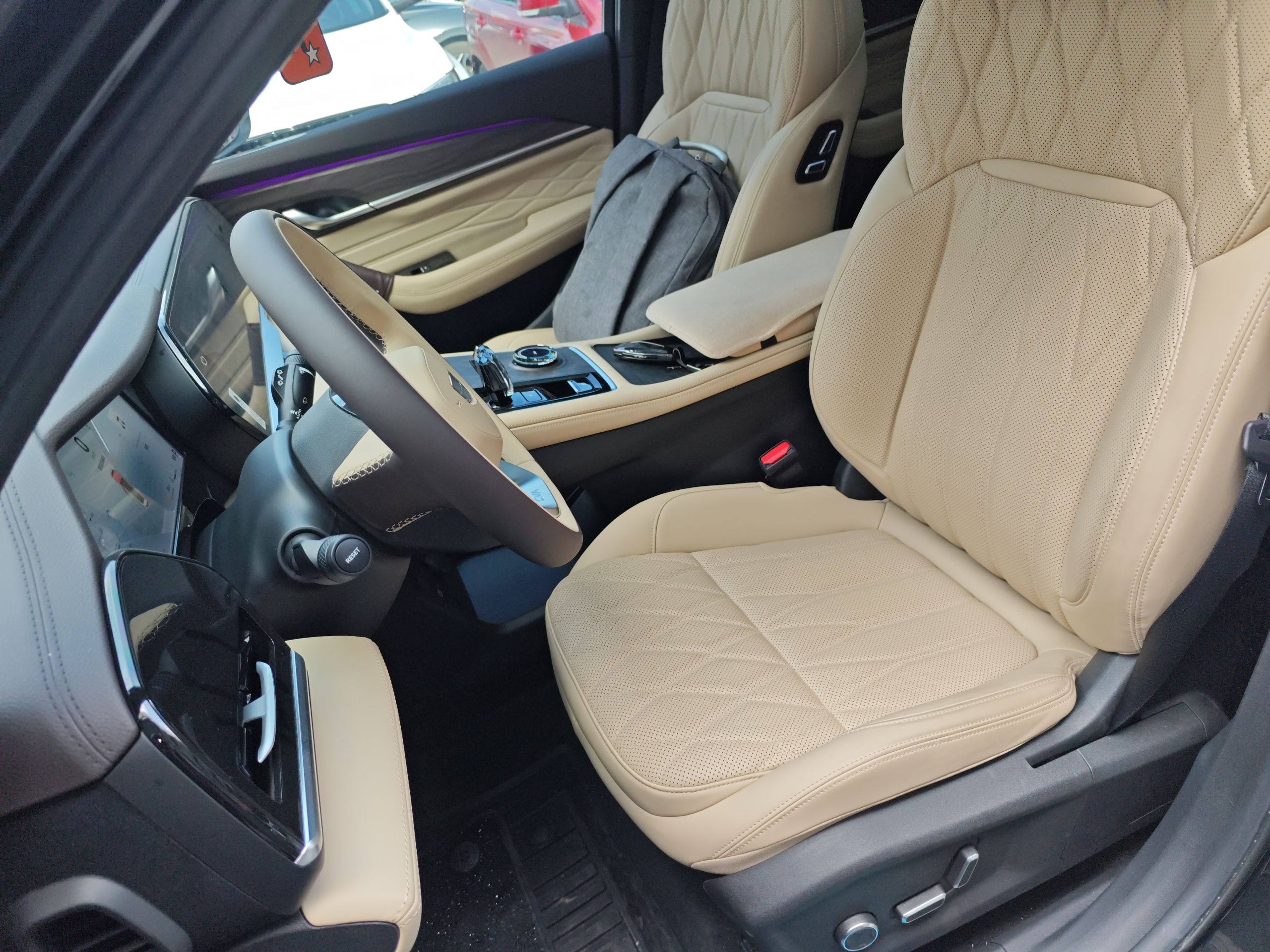 المقاعد الأمامية داخل السيارة