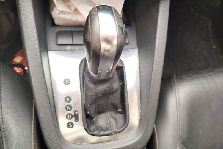 Used Volkswagen Sagitar 2012 1.6L Automatic Comfort Edition Gear Lever