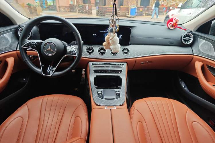 Used Mercedes-Benz CLS 2023 CLS 300 Sporty Edition Center Console