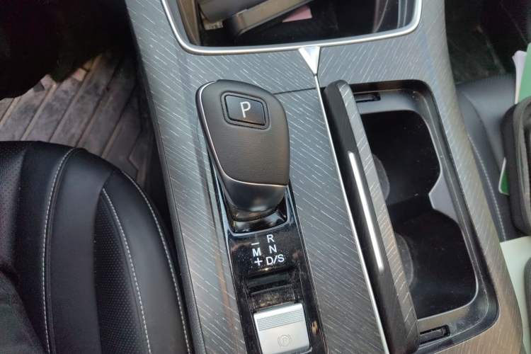 Used Venucia V 2022 260T Black Horse Edition · Idol