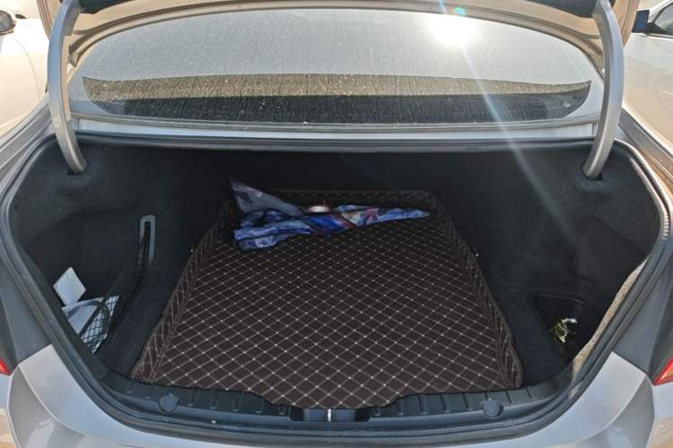 Used BMW 5 Series 2014 520Li Elegant Model Trunk