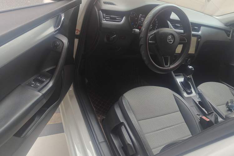 Used Skoda Octavia 2017 1.6L Automatic Front-Wheel Drive Model Driver Seat